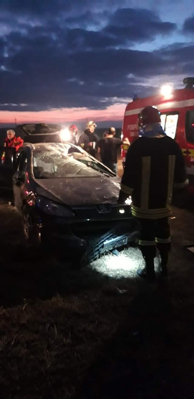 S-a răsturnat cu maşina de pe pod