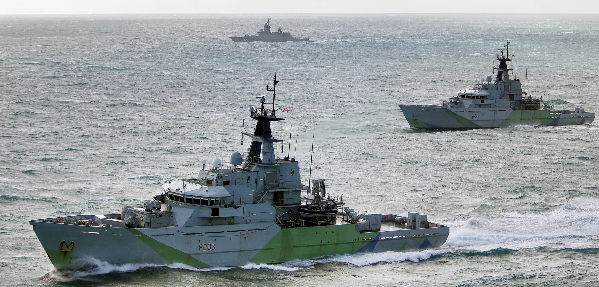 Navele rusești, escortate pe Canalul Mânecii