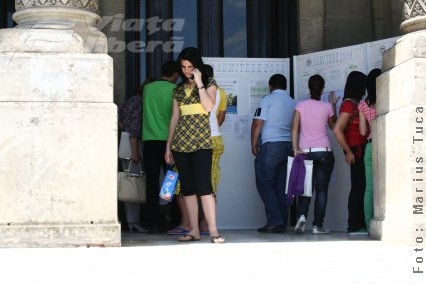 Criza a adus mai mulţi studenţi