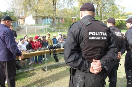 „Omul de zăpadă” şi copiii lui, la Poliţia Comunitară