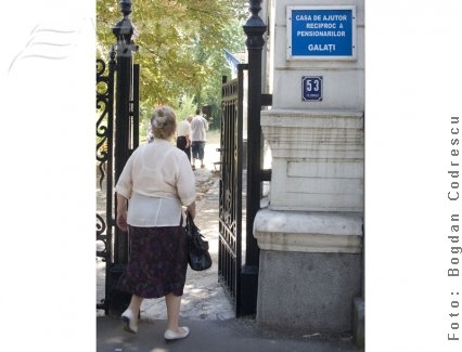 Pensionarii trăiesc din împrumuturi 