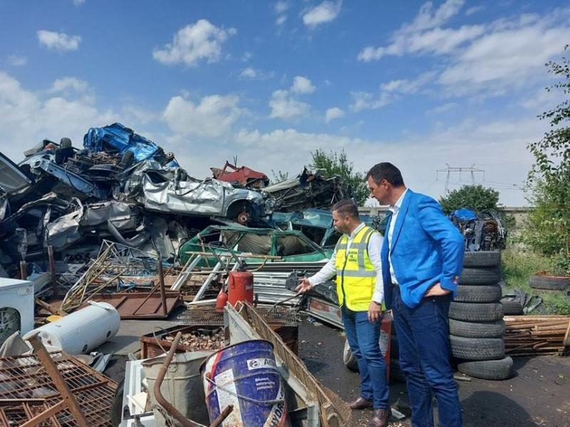 Zeci de mii de kilograme de deşeuri, arse ilegal