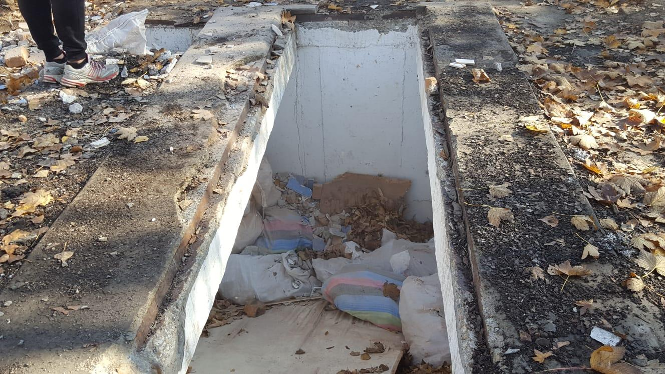 Groapă astupată cu saci de moloz