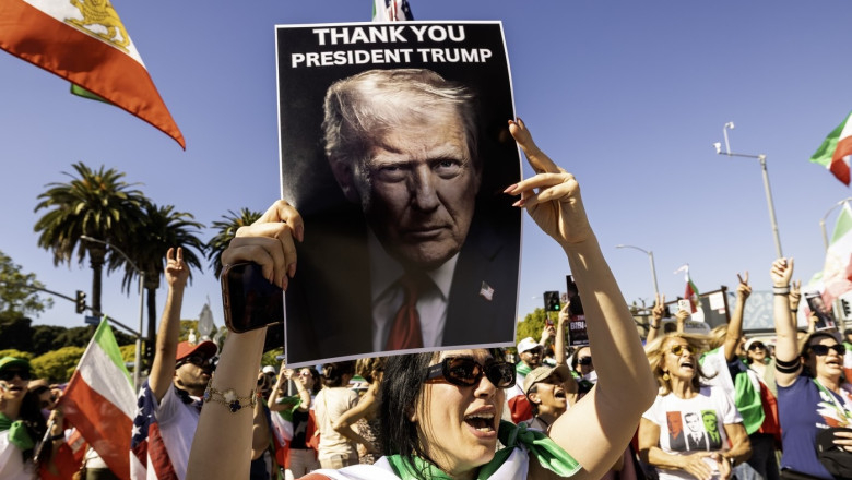 Diaspora iraniană din Los Angeles celebrează sfârșitul erei Khamene