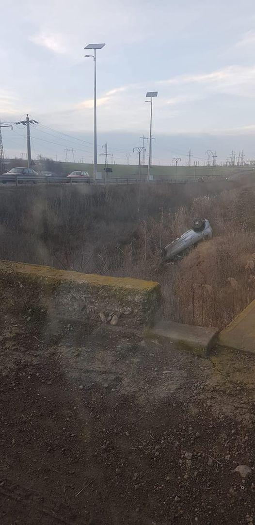 S-au răsturnat cu mașina, pe drumul de Schela