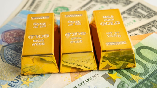 Uncia de aur revine pe creştere şi se apropie de 5.000 dolari