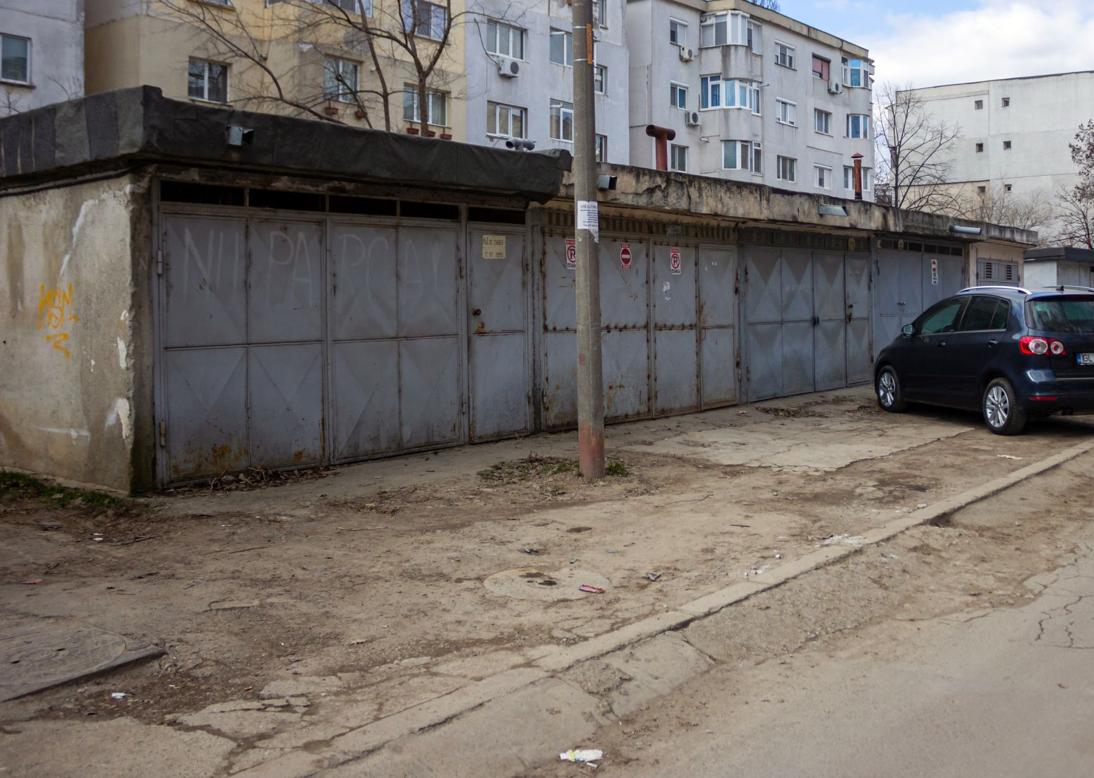 100 de familii cer demolarea unei baterii de garaje