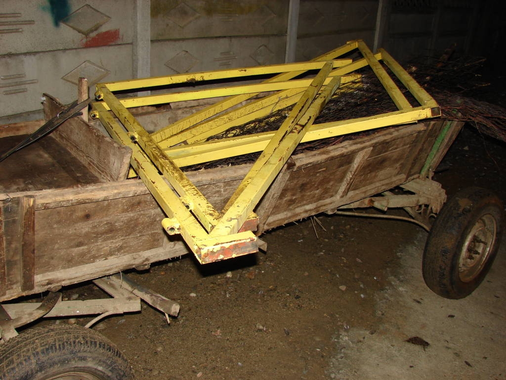 Doi bărbaţi sunt căutaţi de poliţie după ce au furat aproape o tonă de fier