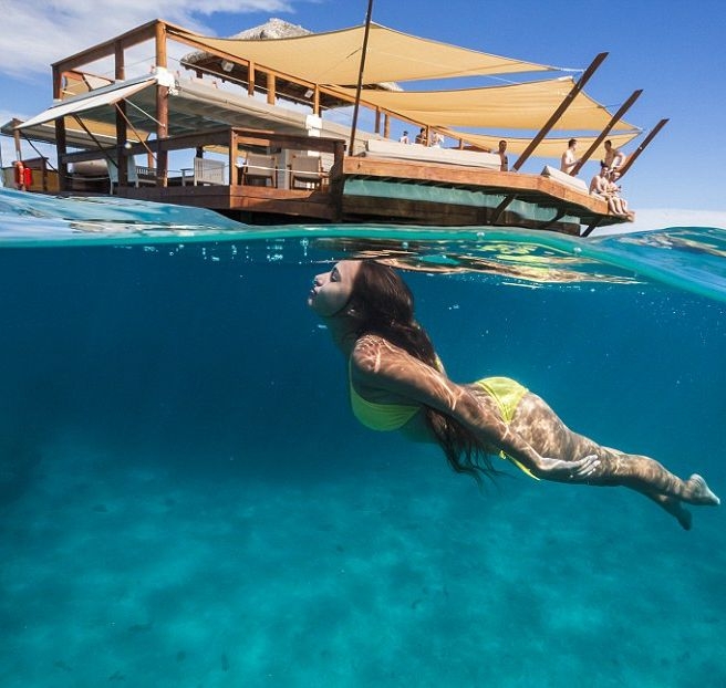 LOC UNIC ÎN LUME: Pizzeria plutitoare