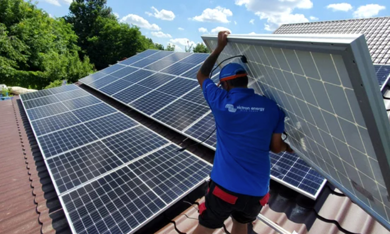 Costuri mai mari pentru prosumatorii de energie. Legile scumpesc energia verde