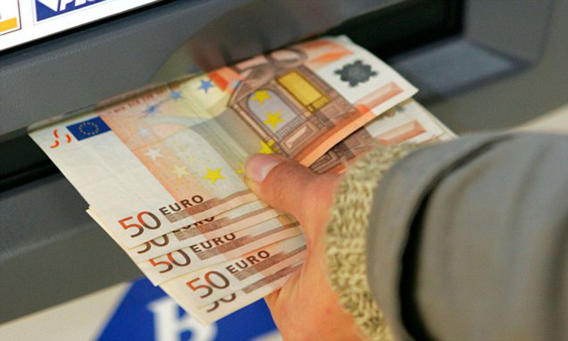 Casele de schimb bancare vând euro cu peste 5,30 lei