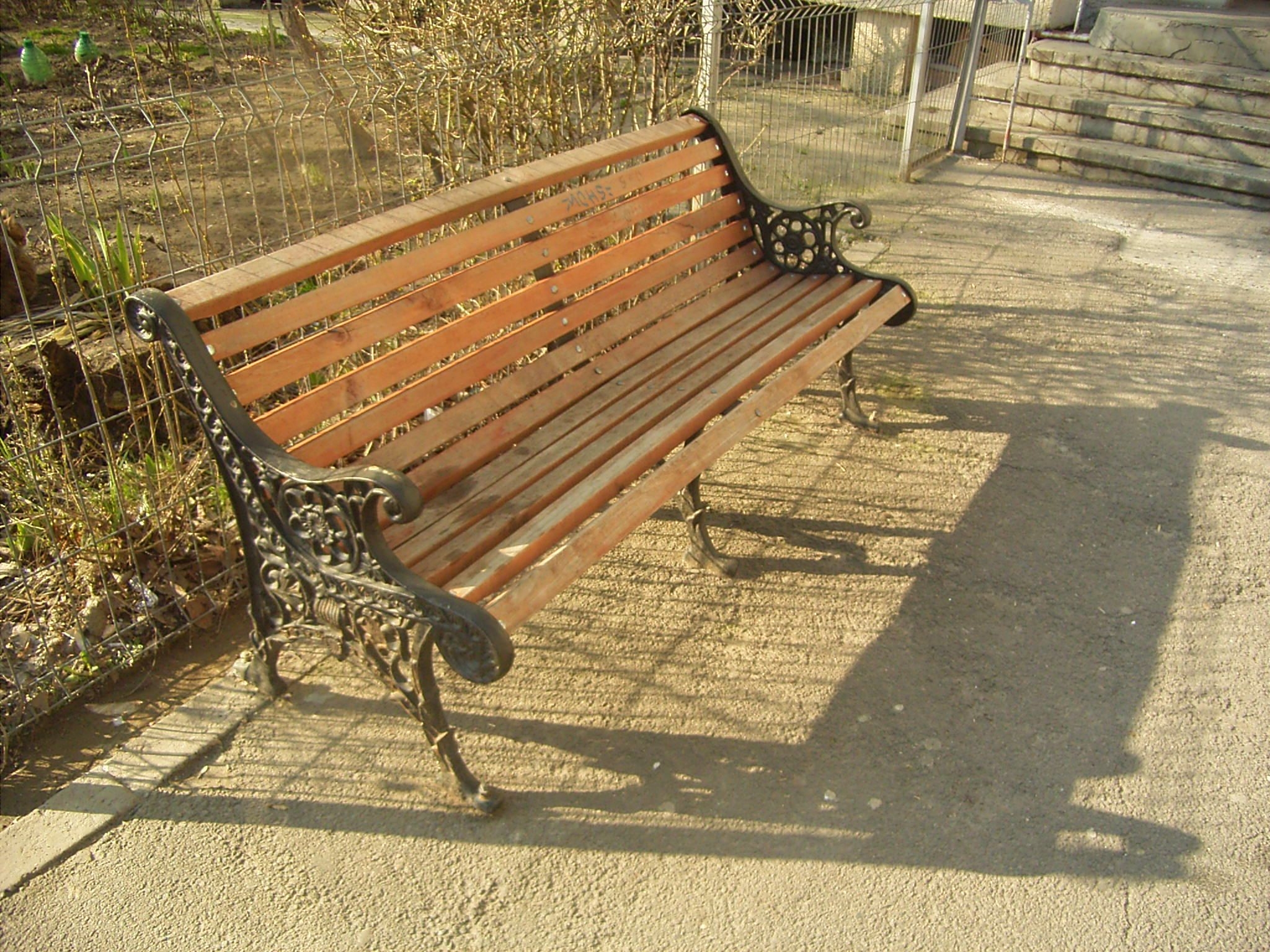 Întreţinute, băncile de lemn din Galaţi ar ţine mai mult!