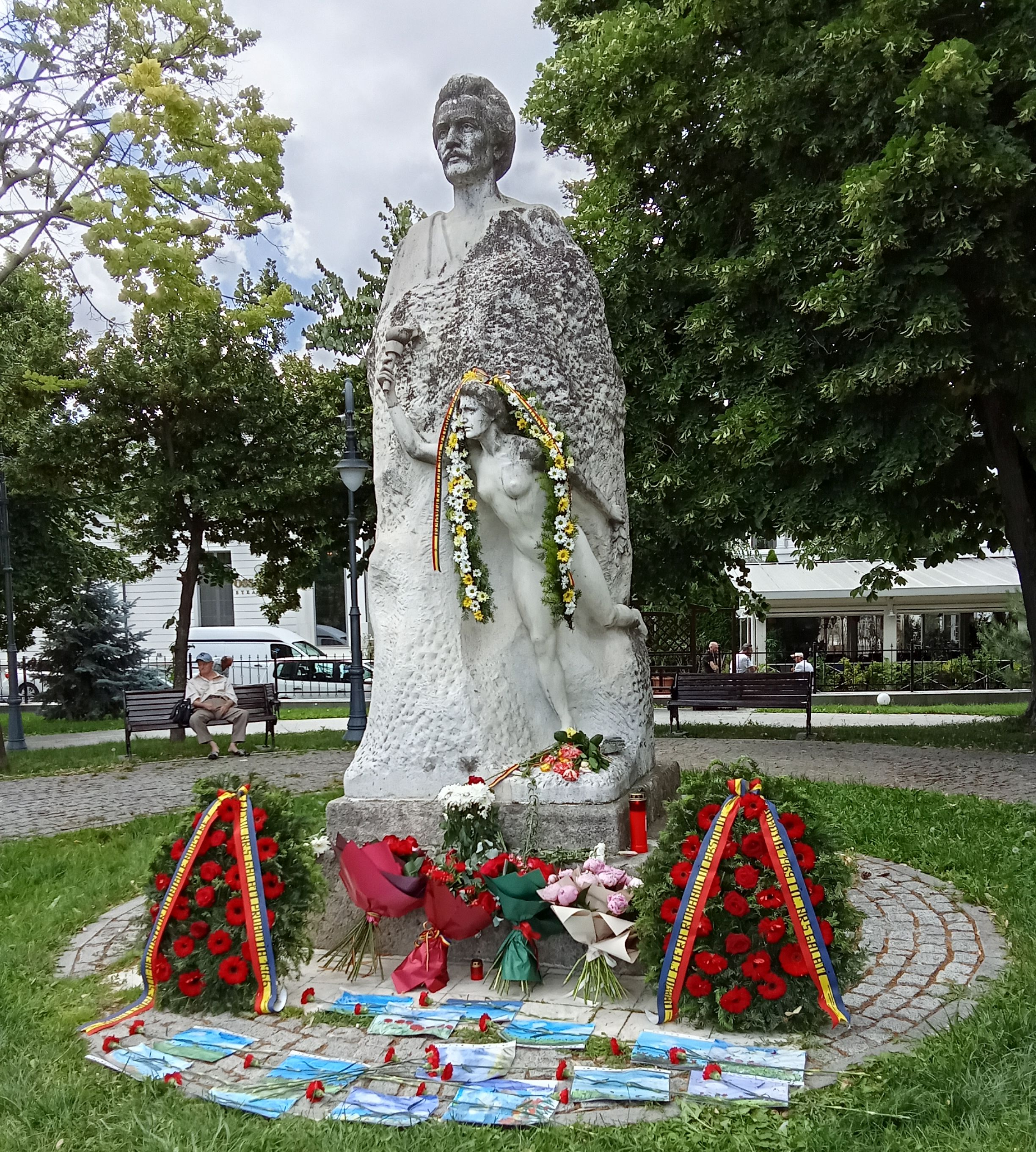 Poza zilei. Omagiu discret la o statuie în paragină