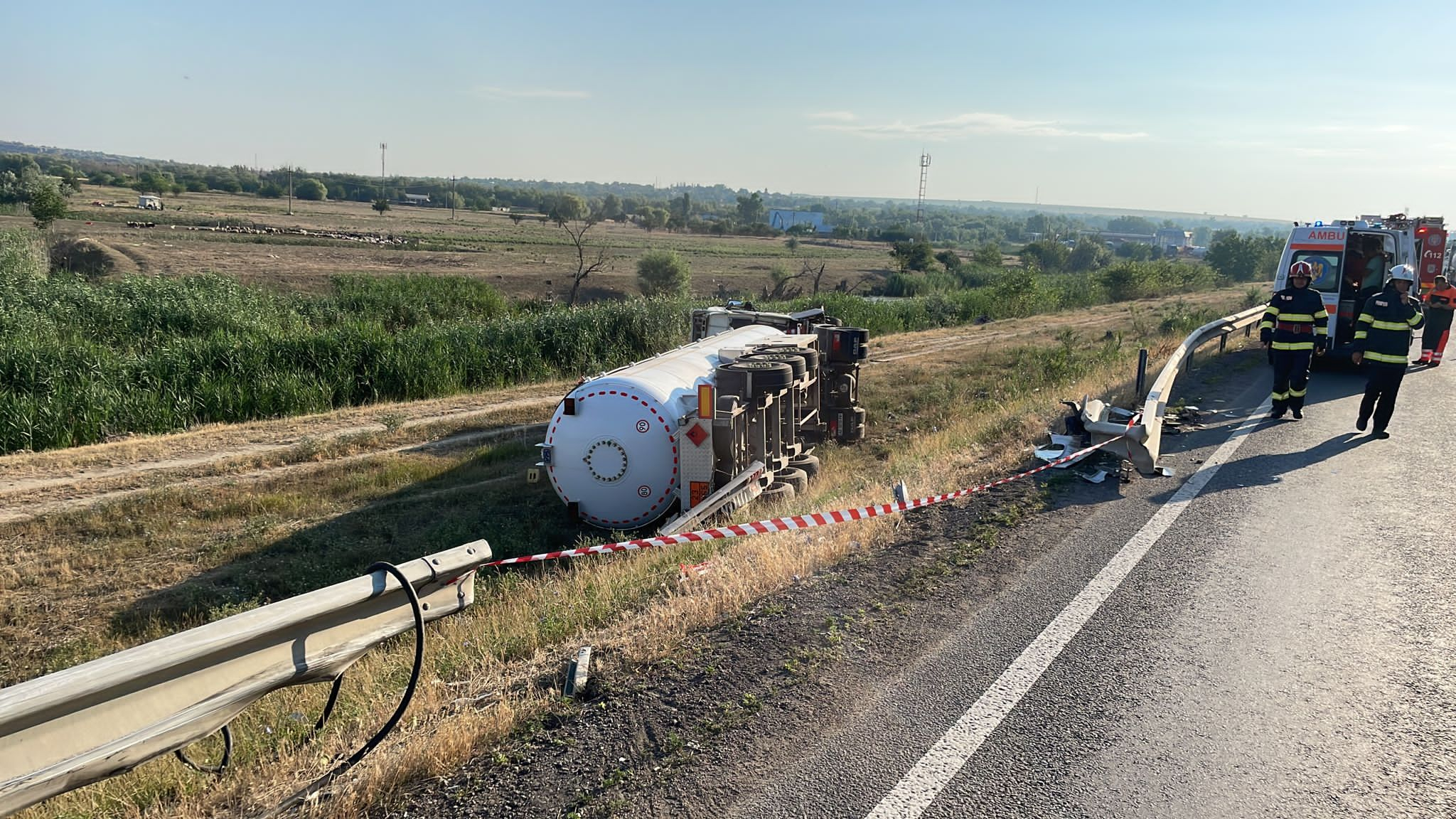 Accident grav lângă Galați. O cisternă cu GPL s-a răsturnat în drum spre vama Giurgiulești