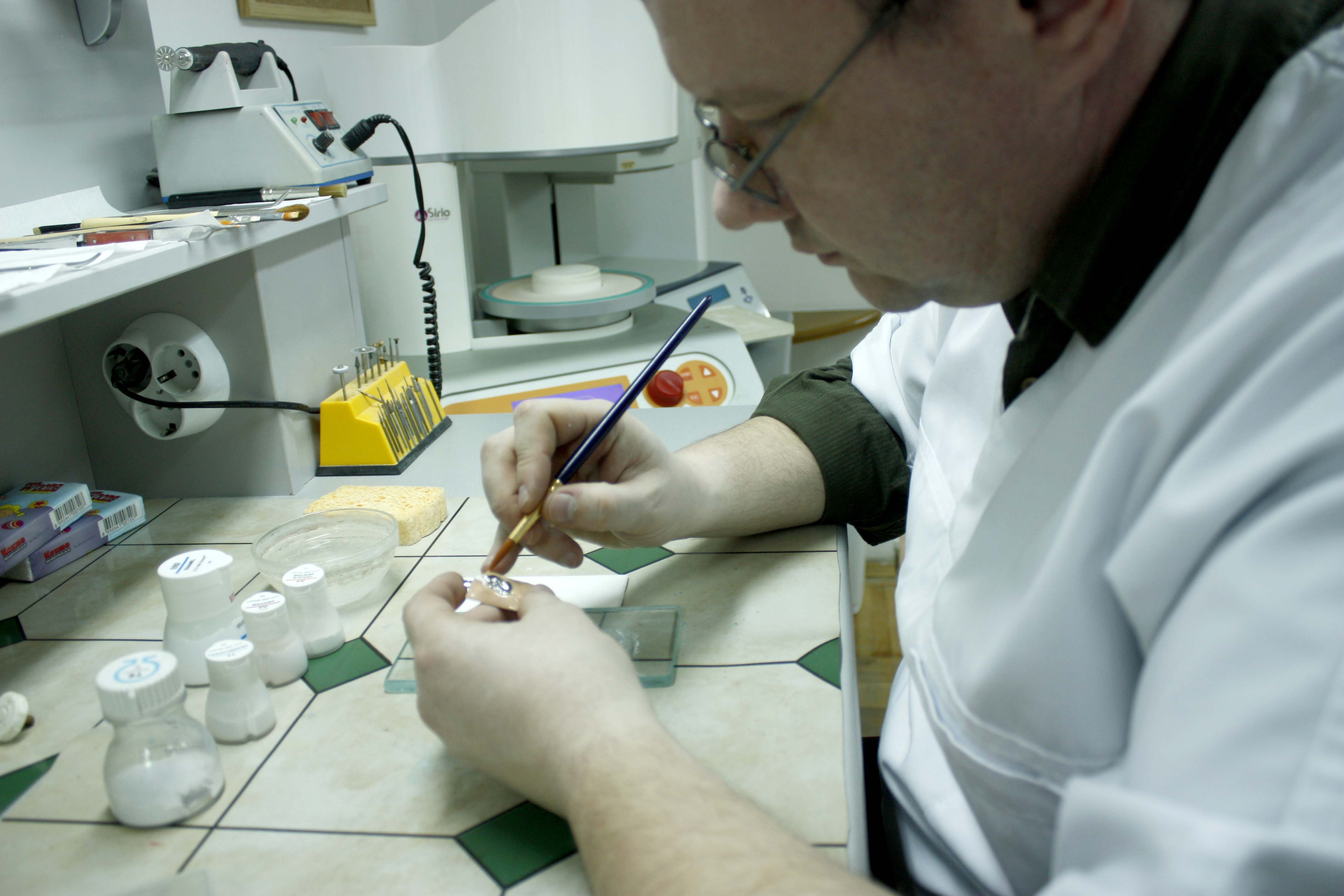 INEDIT/ Oleg Fulga, la a doua expoziţie: Cum se transformă un dentist în artist