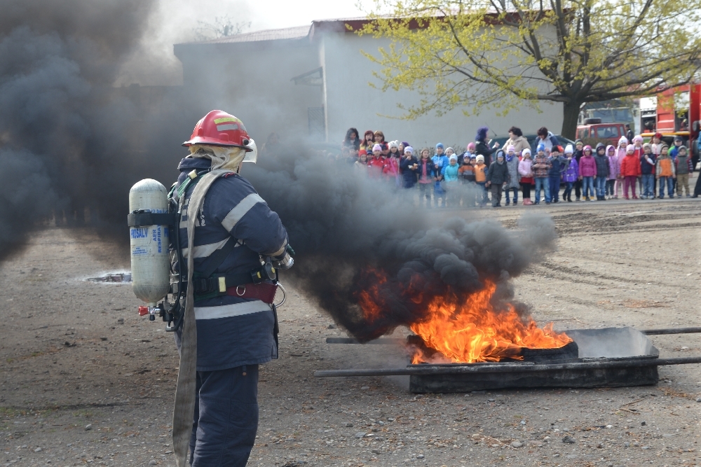 ELEVII gălăţeni au ÎNVĂŢAT cum să se comporte în situaţii de URGENŢĂ (FOTO)