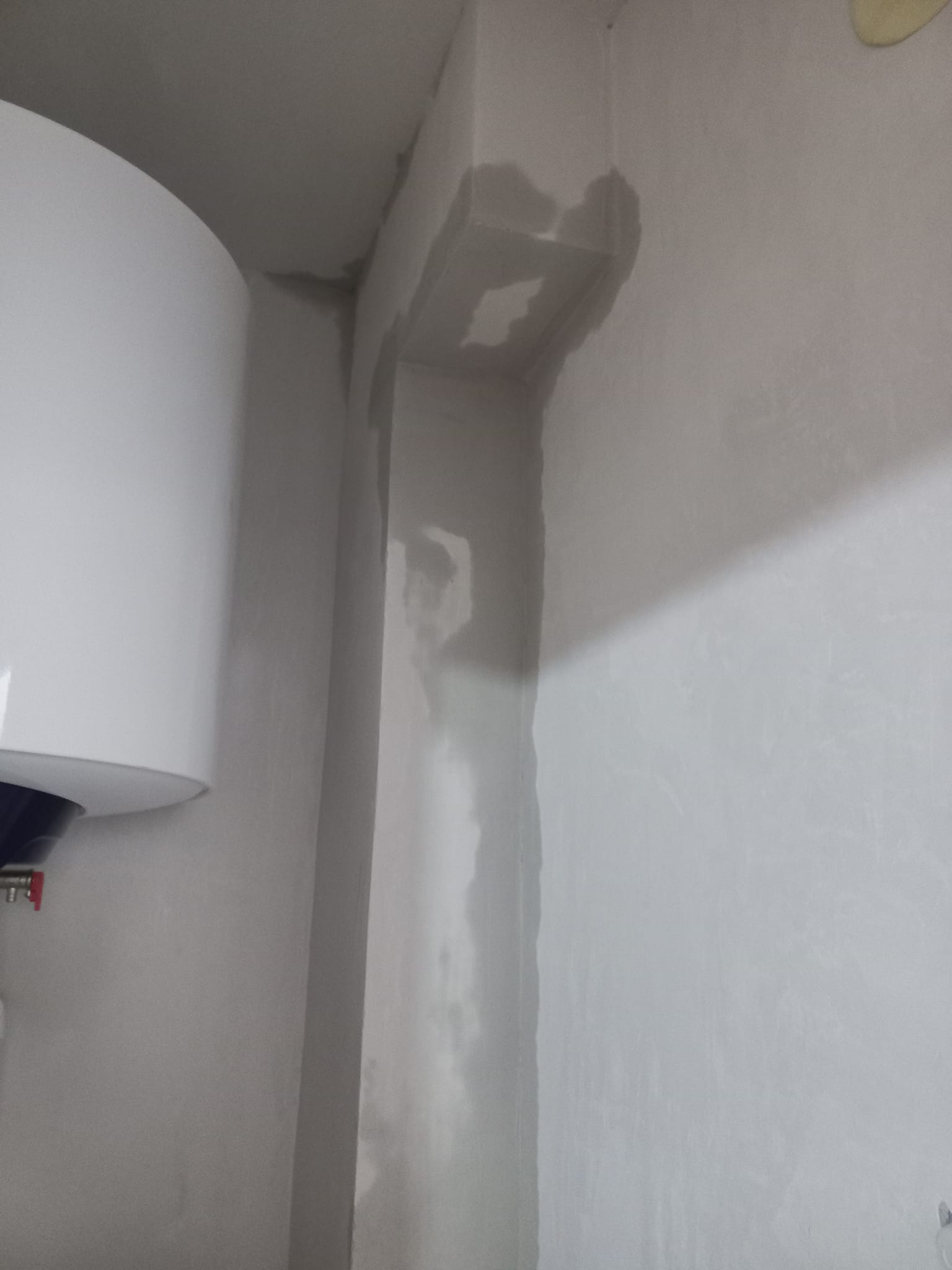 Apă infiltrată într-unul dintre blocurile aflate în reabilitare