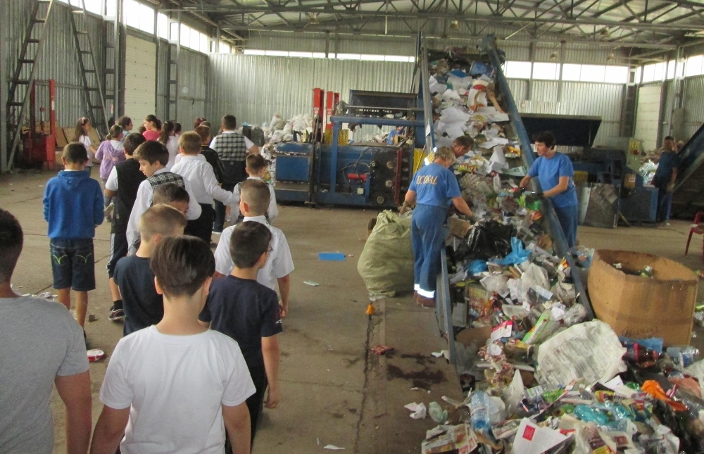 CONCURSUL DE COLECTARE SELECTIVĂ a luat sfârşit - Cât GUNOI au reuşit să separe 100 de elevi