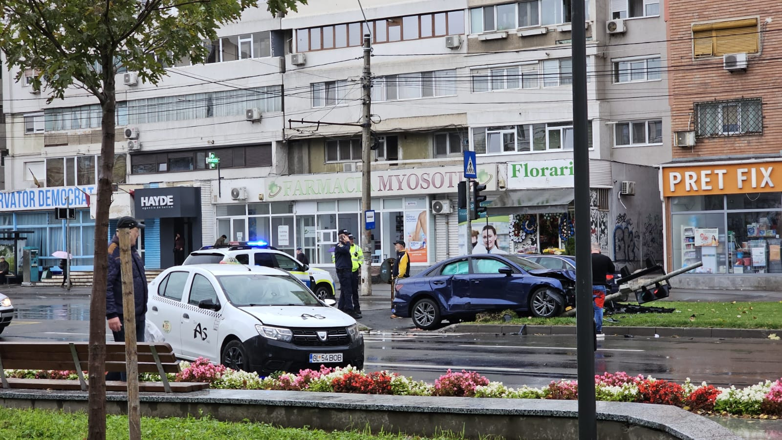 O mașină lovită de un taxi a rupt un semafor