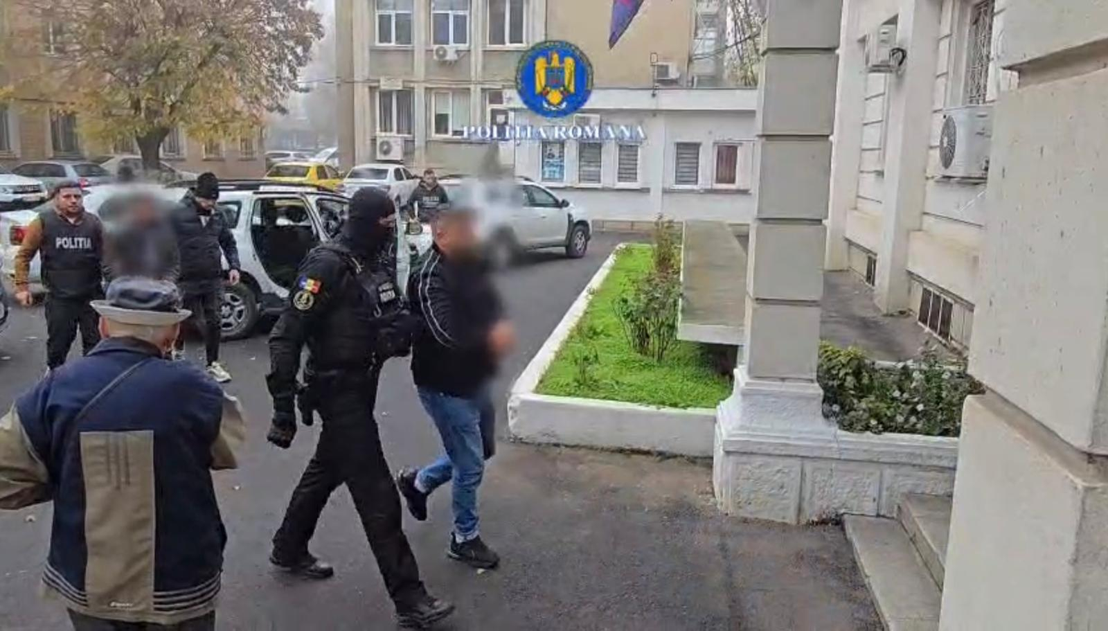 Șase condamnaţi, găsiţi și trimişi după gratii