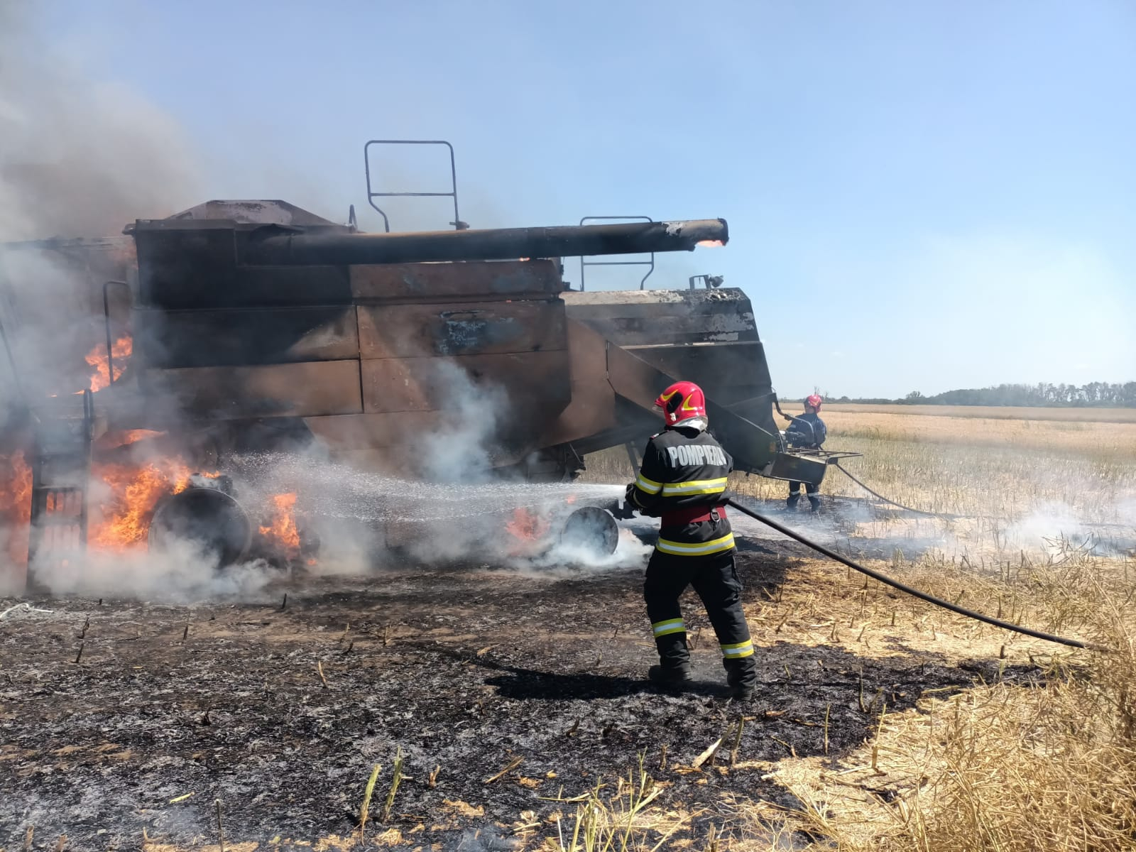 Incendiu la o combină ieşită la treierat la Umbrăreşti (GALERIE FOTO/VIDEO)