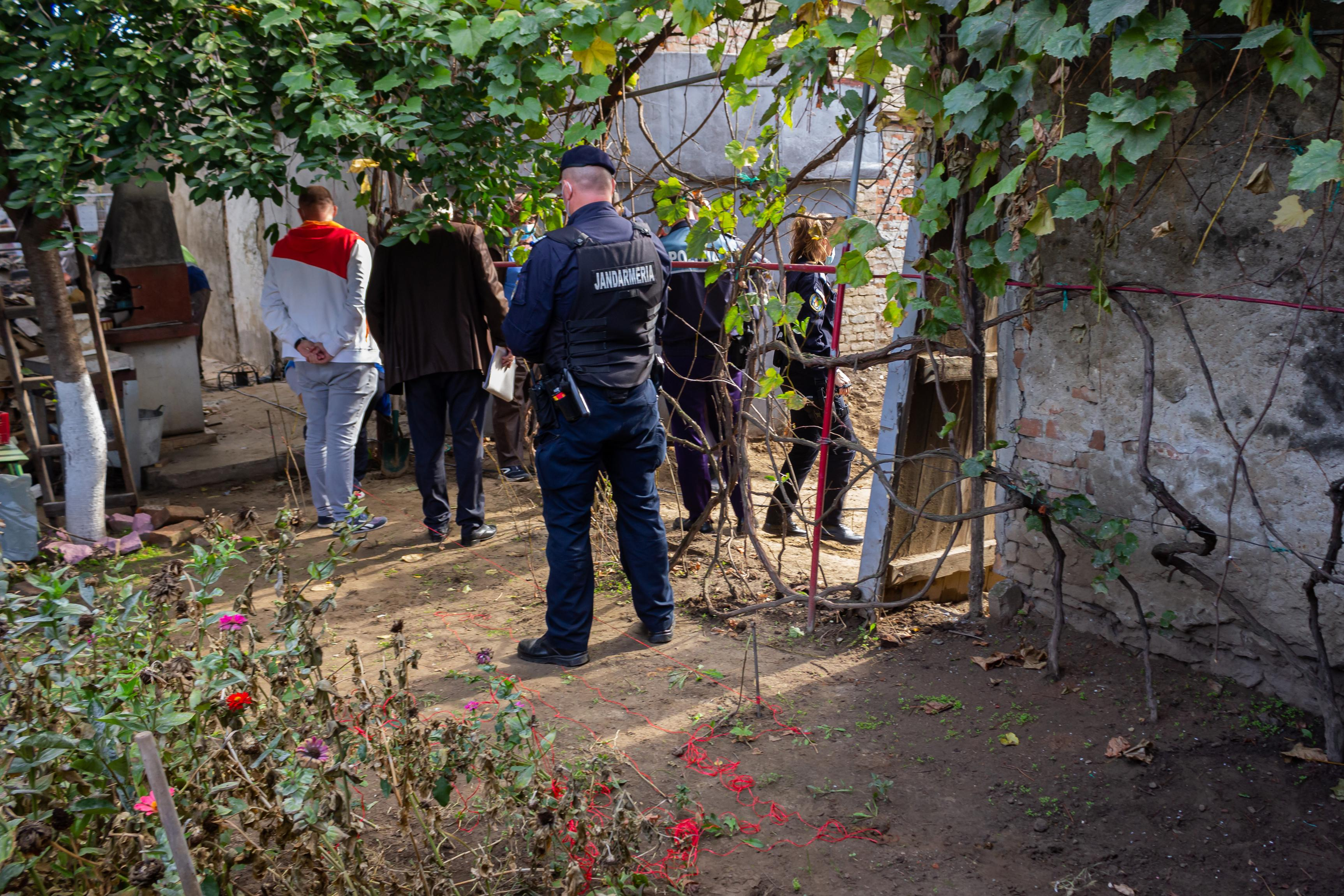 Gard pus la pământ cu jandarmii