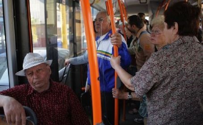 Proiect: FĂRĂ PENSIONARI în AUTOBUZE şi TRAMVAIE la orele de vârf
