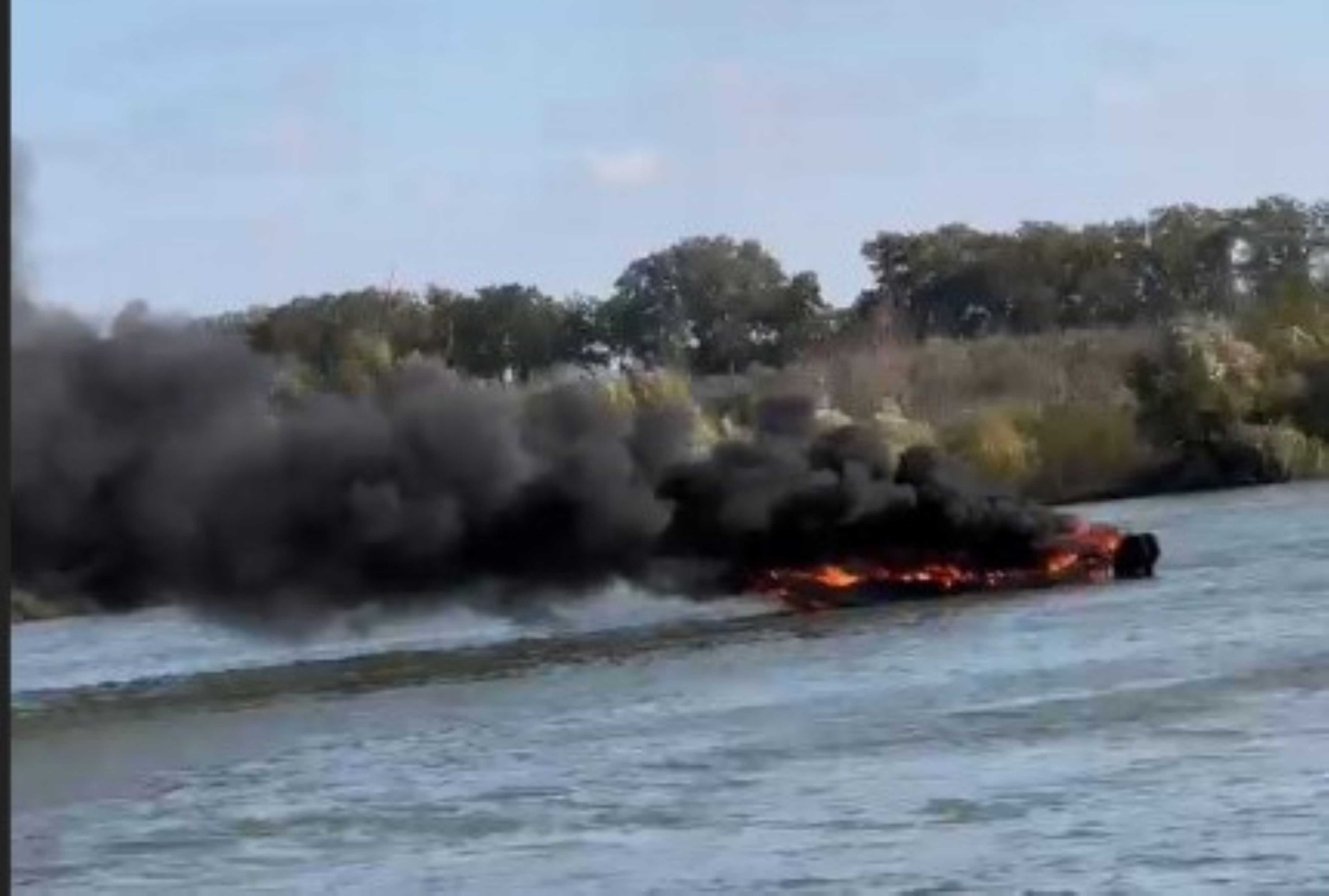 O șalupă a luat foc în mijlocul Dunării