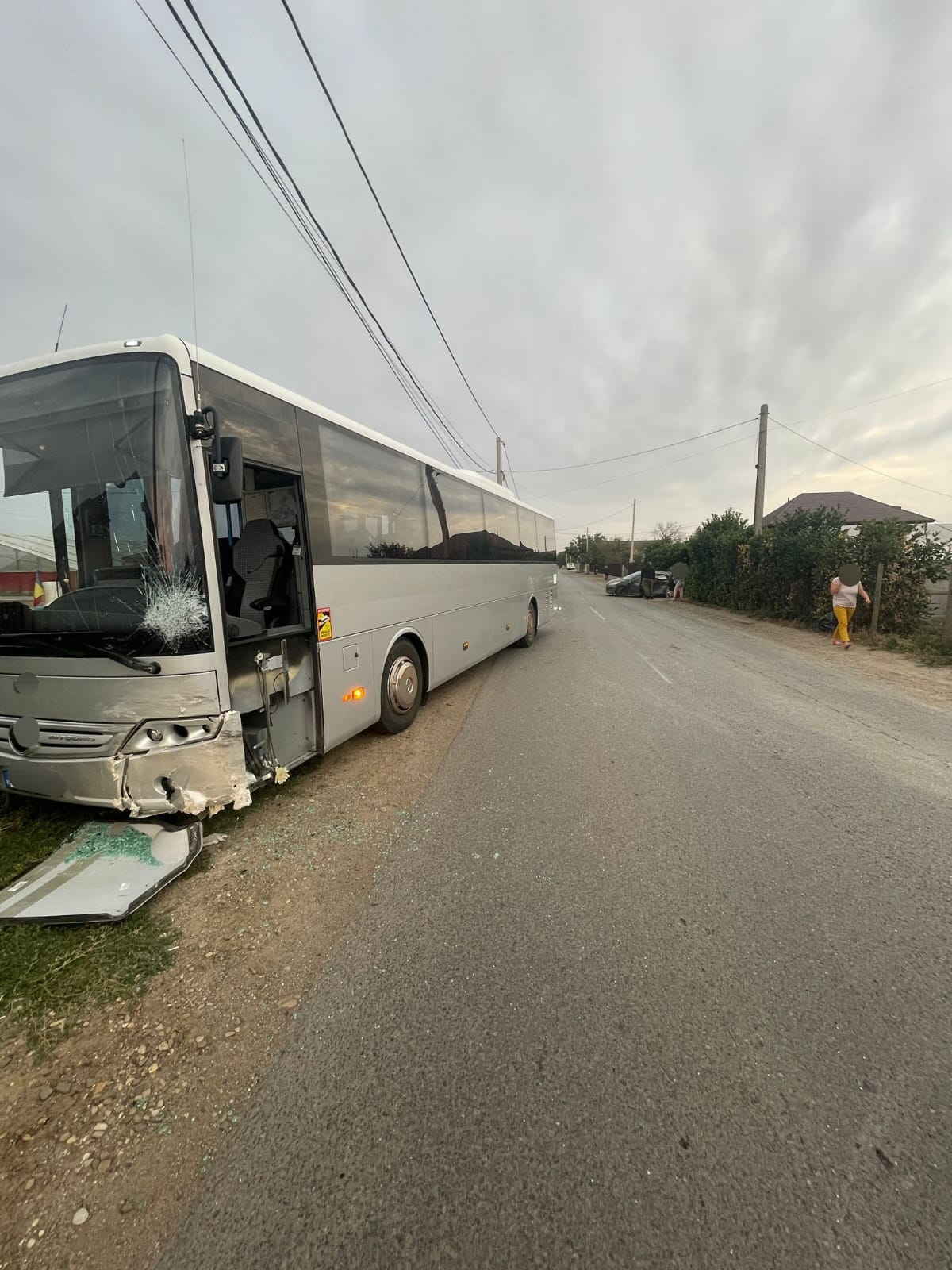 Autobuz plin cu elevi, implicat într-un accident rutier