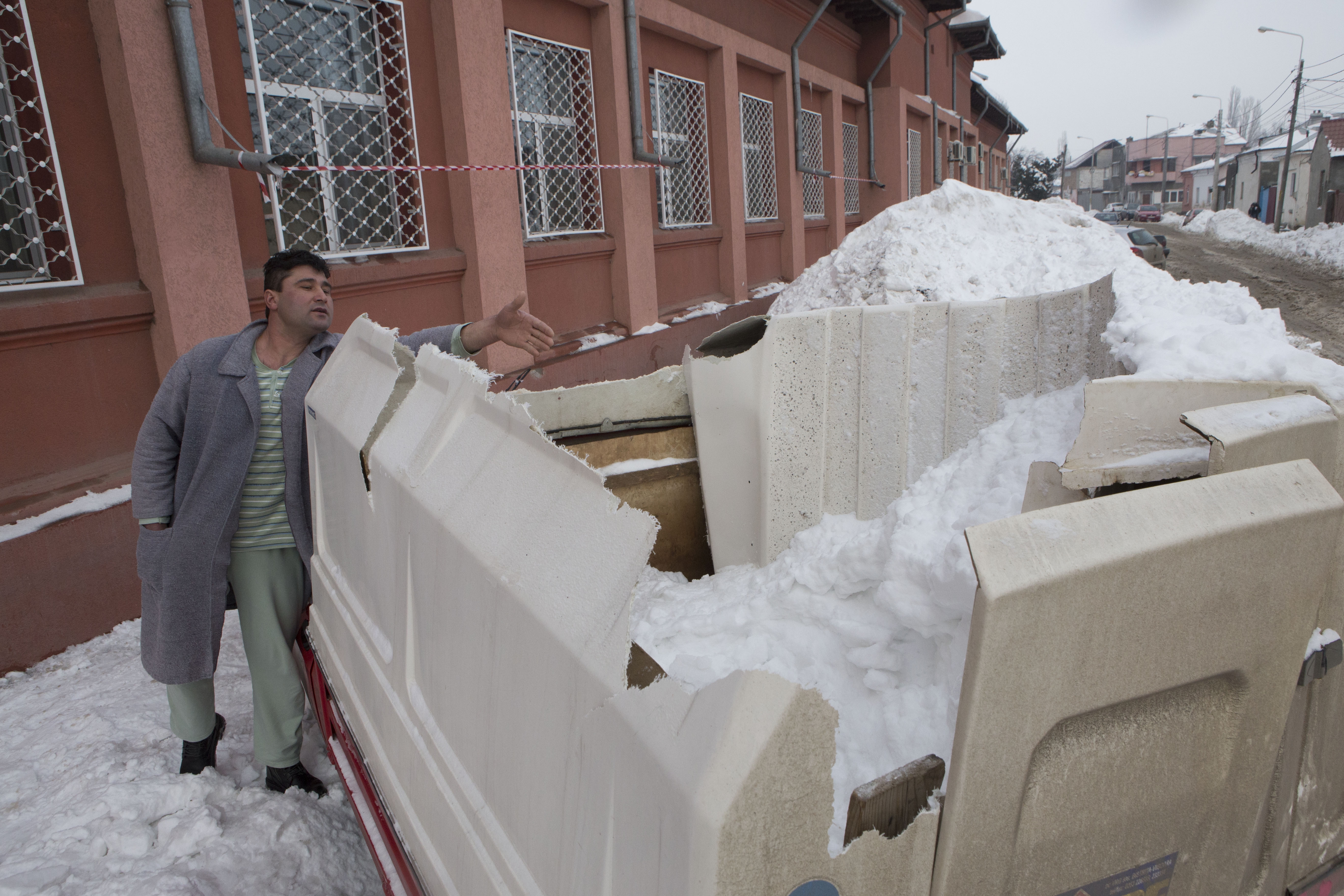 Maşină avariată de zăpada căzută de pe Spitalul CFR