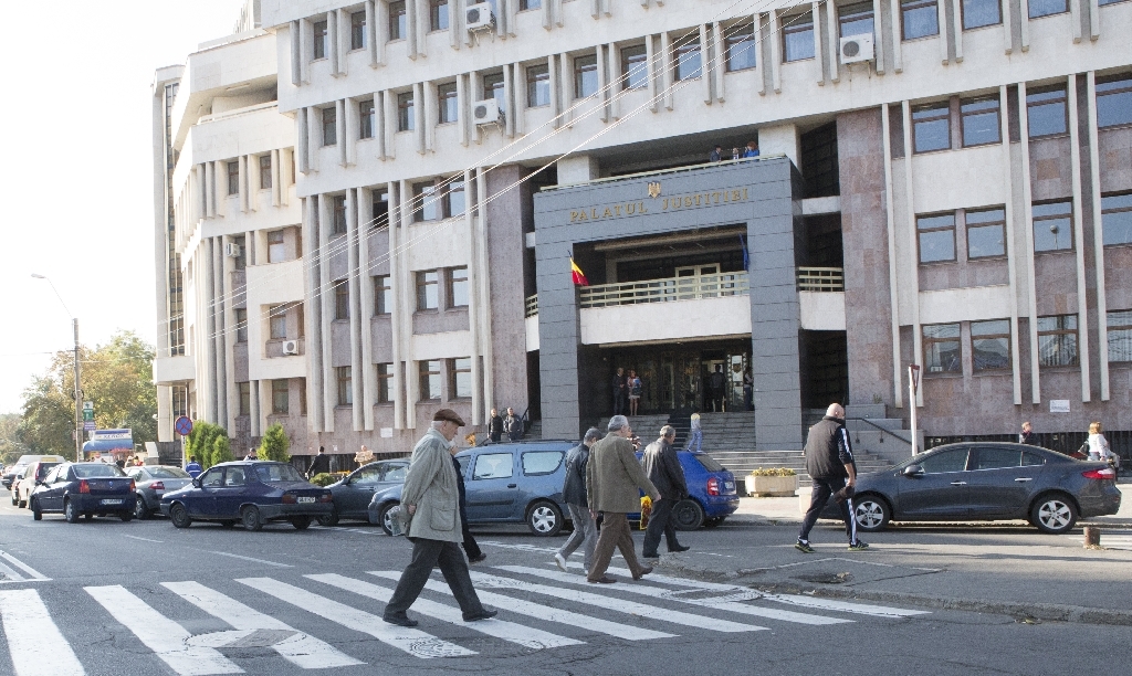 ATENŢIE, ŞOFERI! Nu se mai PARCHEAZĂ în faţa Tribunalului