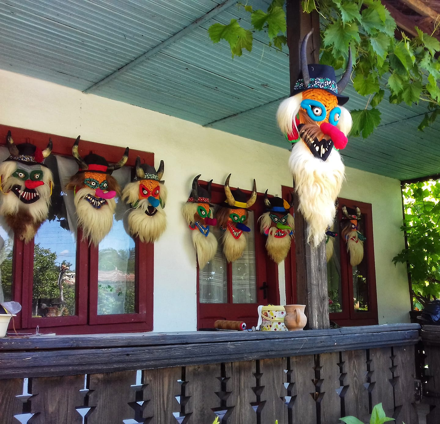 „Vatra cu dor” a lui Paul Buța se deschide la lumina lămpii în „Noaptea Muzeelor la Sate”