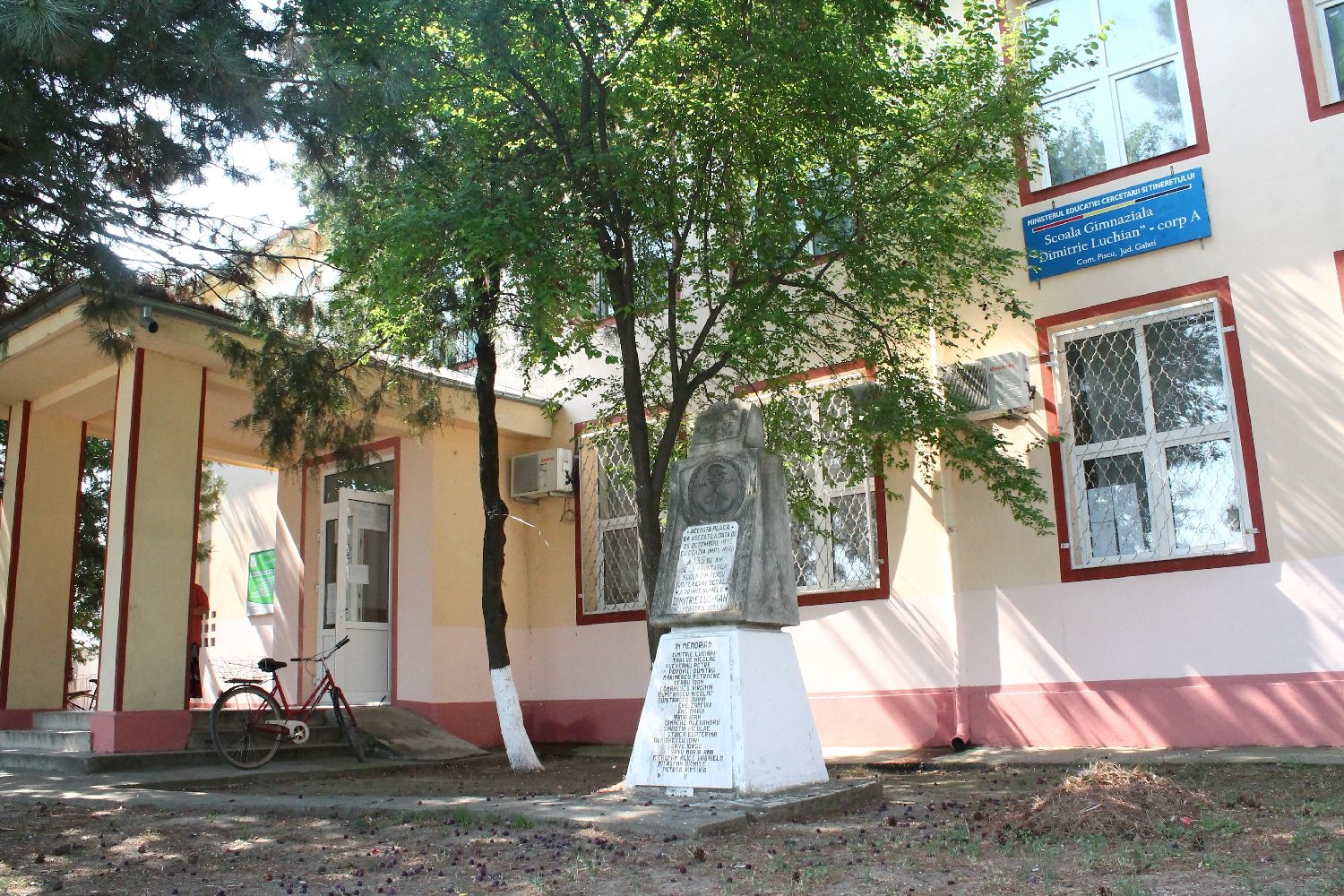 Copiii dintr-o comună gălăţeană învaţă în condiţii de lux. Grupuri sanitare monitorizate video şi centrale în toate şcolile