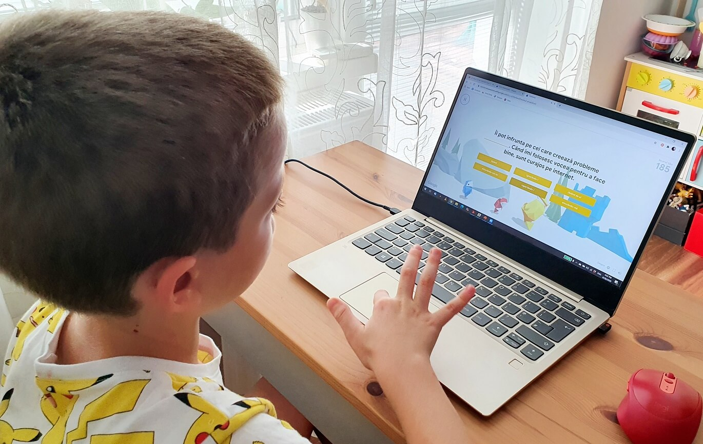 Rețelele sociale, teren de joacă riscant pentru copii