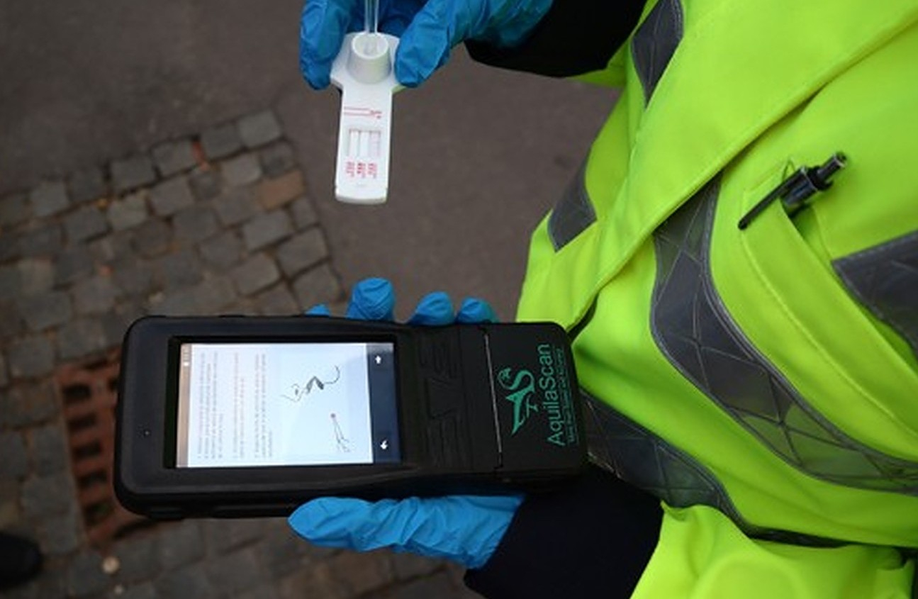 Șofer beat și drogat, prins cu prafuri în mașină