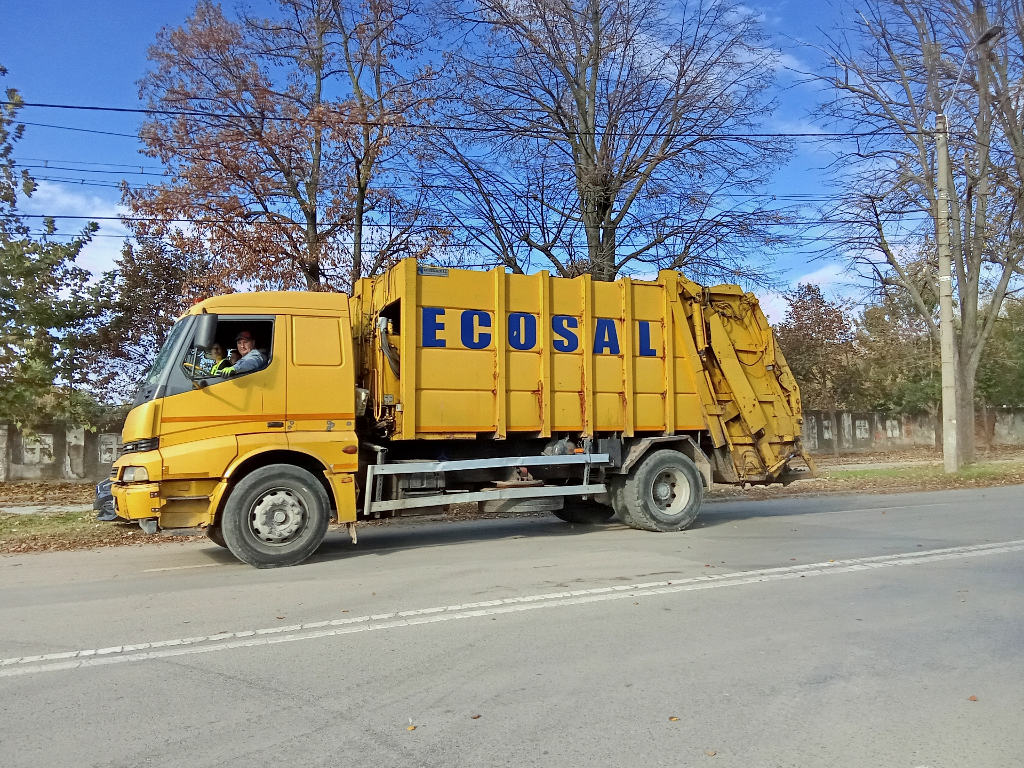 Gălăţenii de la case, luaţi la puricat pentru plata taxei de salubrizare