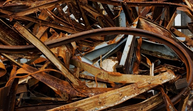 Hoţii de fier au ieşit la ATAC dornici să adune uşor BANI DE SĂRBĂTORI. O cale ferată şi mai multe canalizări, vandalizate