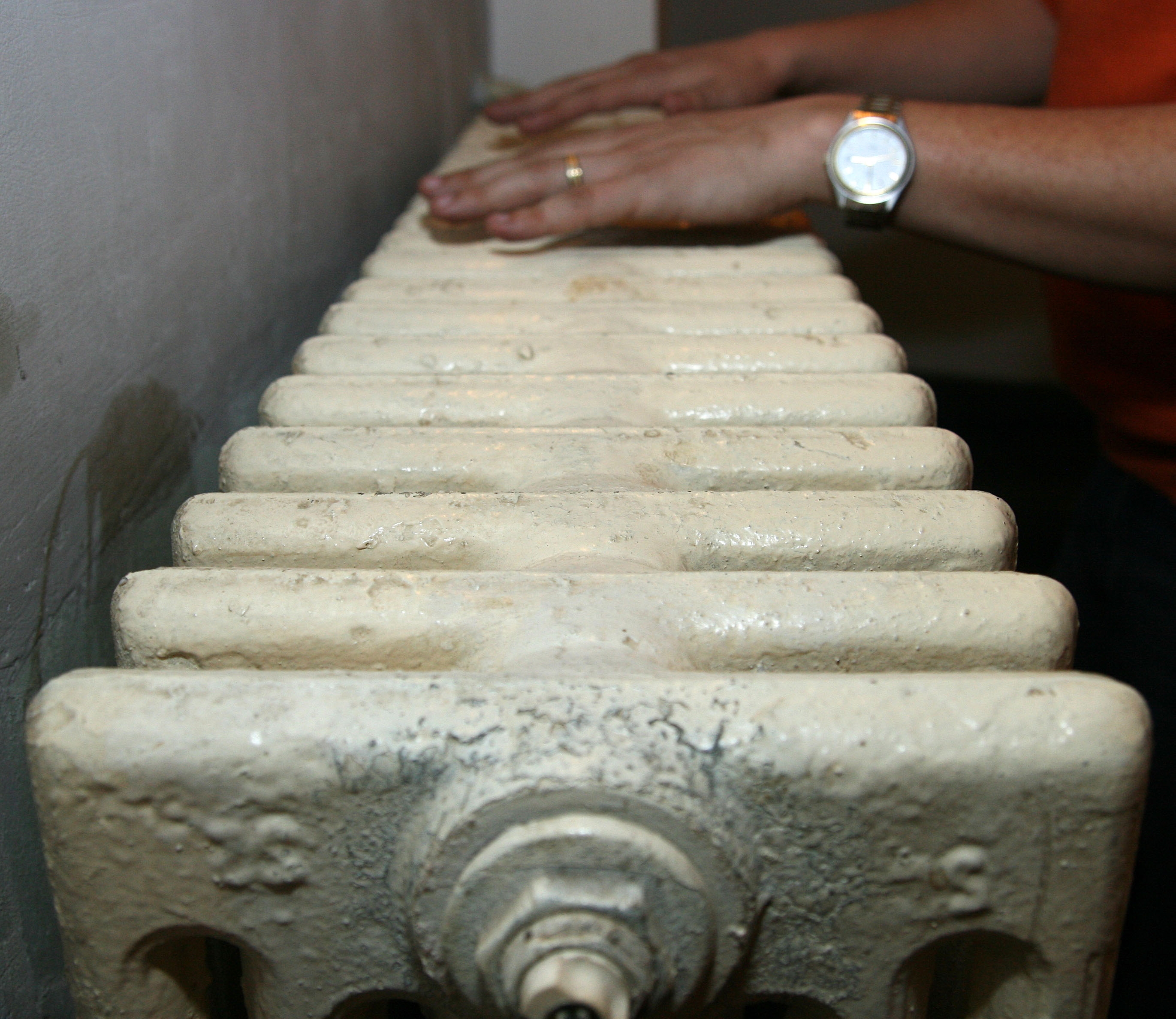 Primăria spune că, de luni seară, a început furnizarea de căldură/ Vor beneficia doar asociaţiile fără datorii