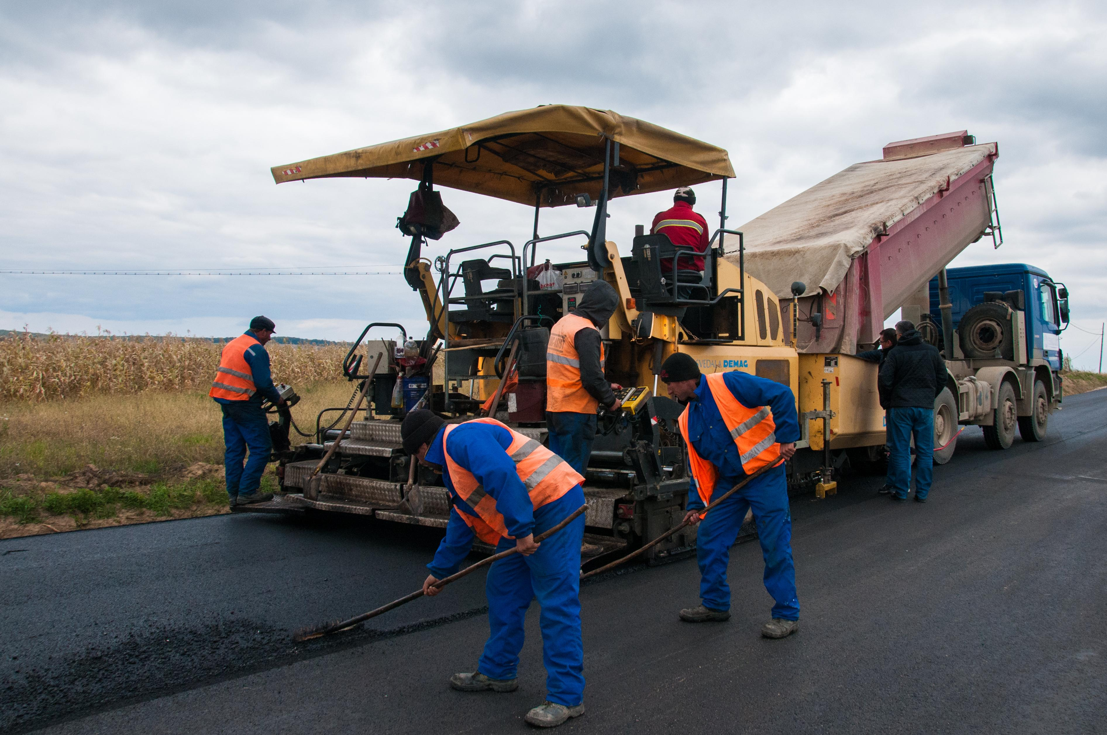 Mai multe DRUMURI judeţene intră în MODERNIZARE