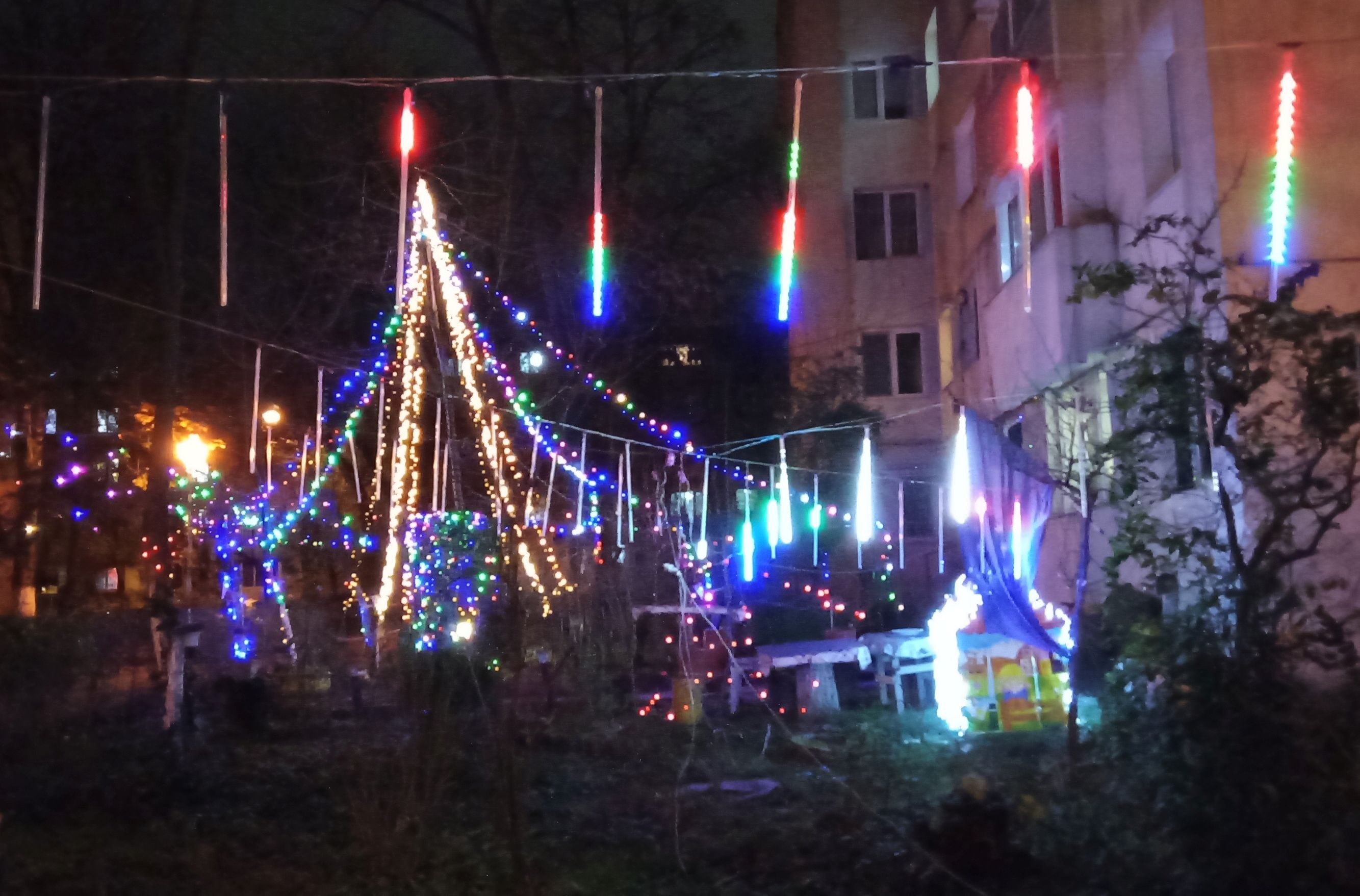 Poza zilei. Feeria de Crăciun dintre blocuri (Foto şi video)