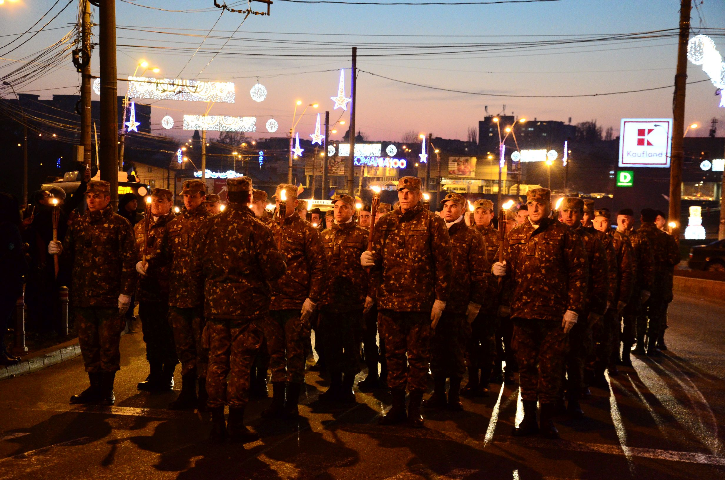 Defilarea cu torţe, cel mai spectaculos moment al Centenarului gălăţean (FOTO și VIDEO)