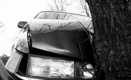 Un şofer mort de beat a intrat cu maşina în copac