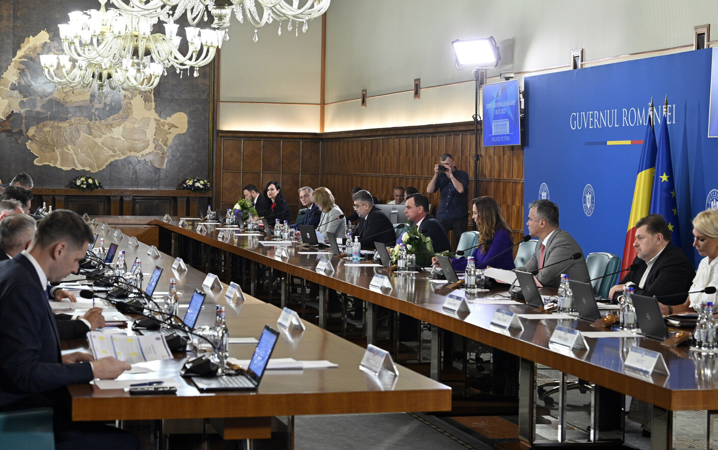 Guvernul majorează salarii