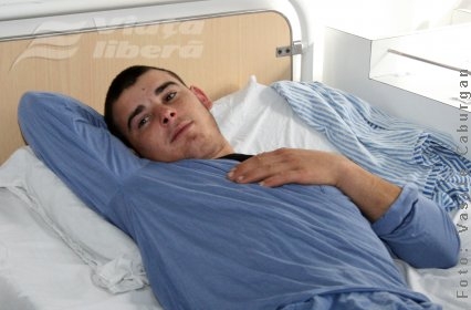 Un cuţit înfipt mişeleşte 