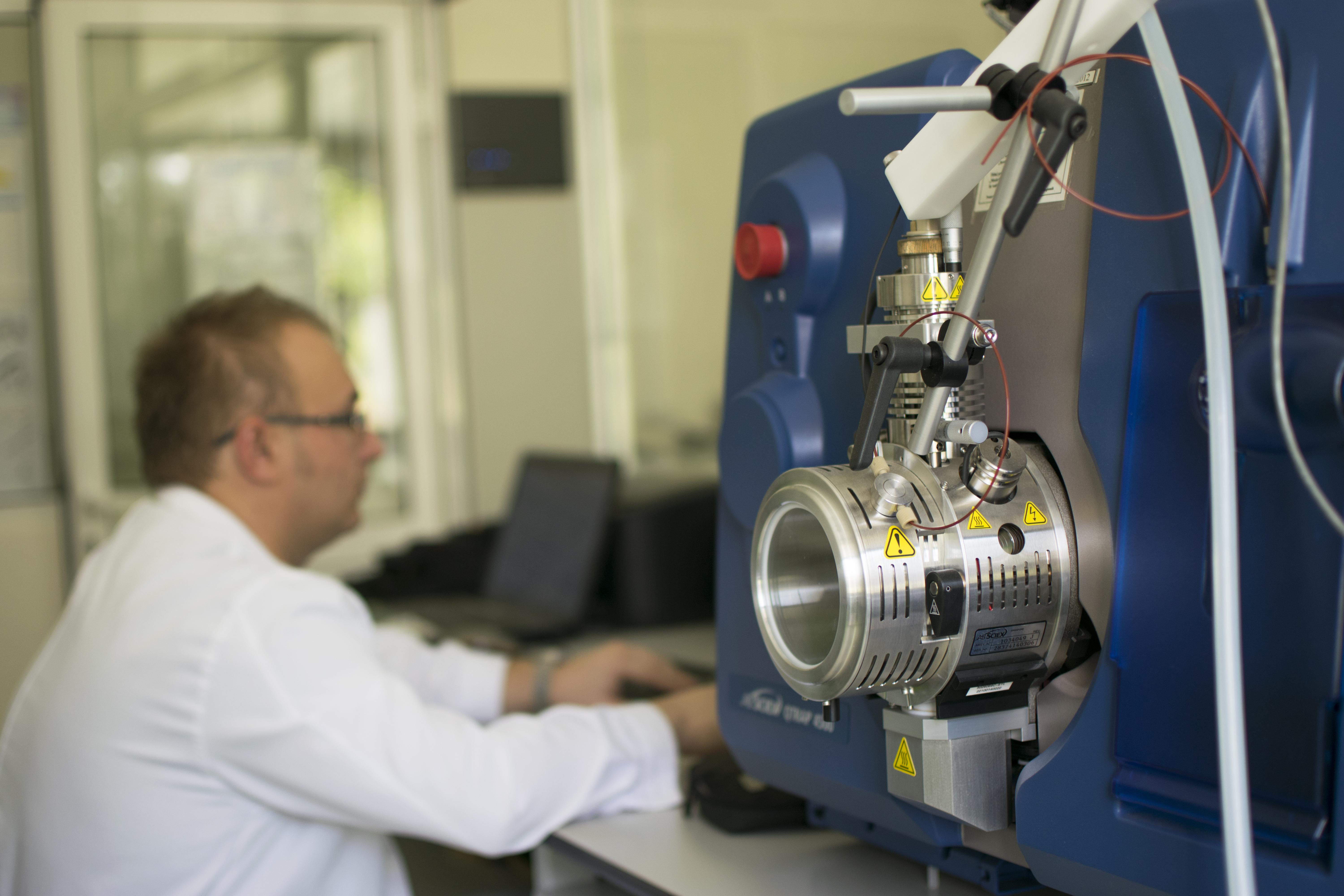 Un cercetător CÂȘTIGĂ cât un paznic de noapte