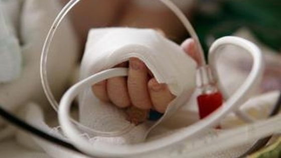 BEBELUŞ în STARE GRAVĂ, transferat de la Spitalul Judeţean din Galaţi la Bucureşti