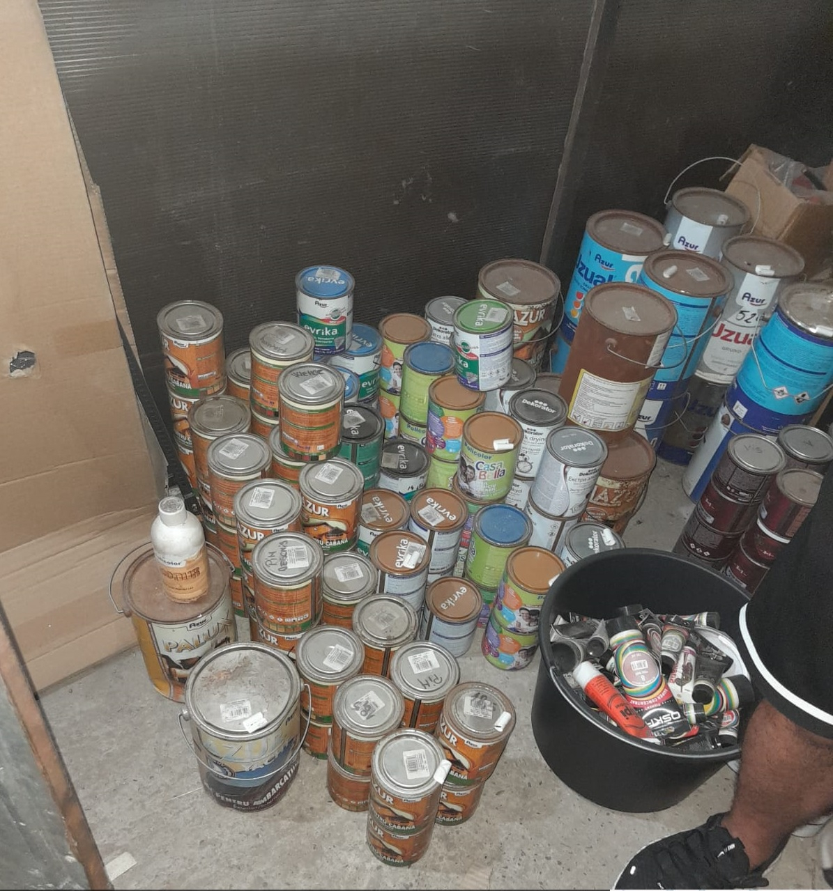 Deșeuri alandala și vopsele expirate, la o firmă de piese și accesorii auto