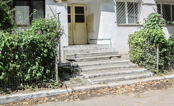 Stradă fără trotuar, într-un cartier gălăţean (FOTO)