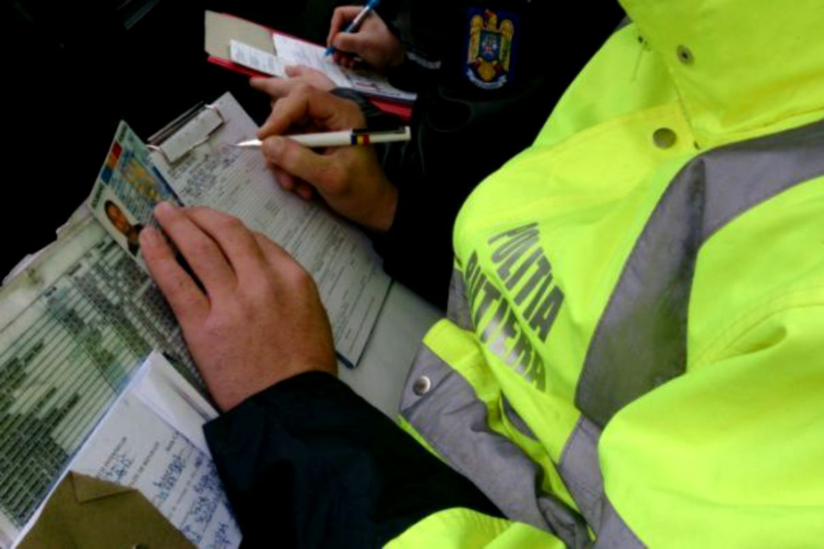 Doi polițiști s-au folosit de funcții ca să scape de amendă