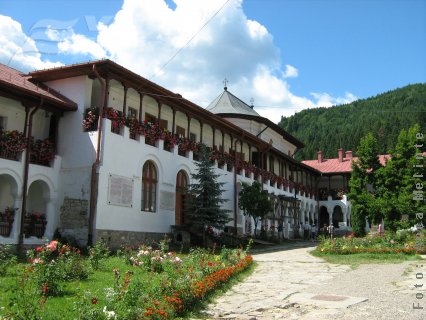 Agapia, o salbă de mărgăritare pe o tavă de smarald